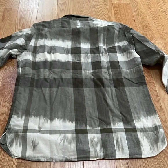 New! Burberry London Men’s large sage green nova check tie dye toned shirt.
